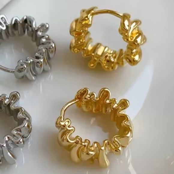 ✨Zara Siena Gold Crinkle Huggie Earrings - Picture 5 of 7